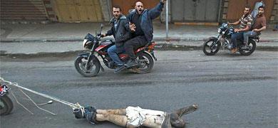 Motoristas arrastran en Gaza el cadver de un 'colaboracionista' en 2012.