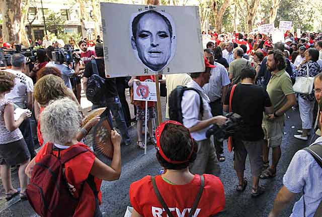 Trabajadores de RTVV protestan contra el ERE y la manipulacin informativa | Jos Cullar