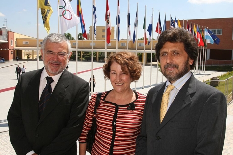 Tres ex rectores de la UPO: Valpuesta, flanqueada por Agustn Madrid (izquda.) y Juan Jimnez.