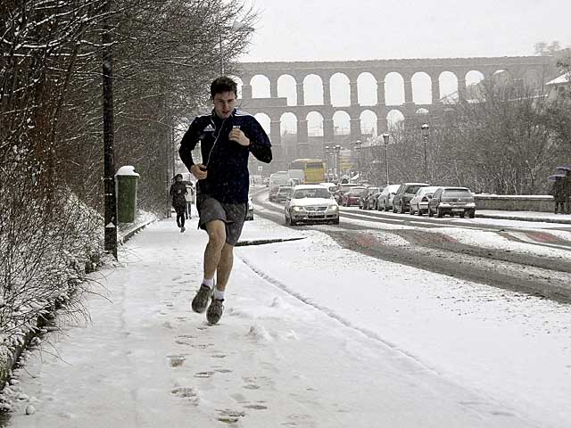 Un joven corre en Segovia pese a la nevada | Valentn Gonzalo / Efe [Ms fotos]