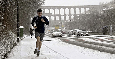 Un joven corre en Segovia pese a la nevada. | Efe [Ms fotos]