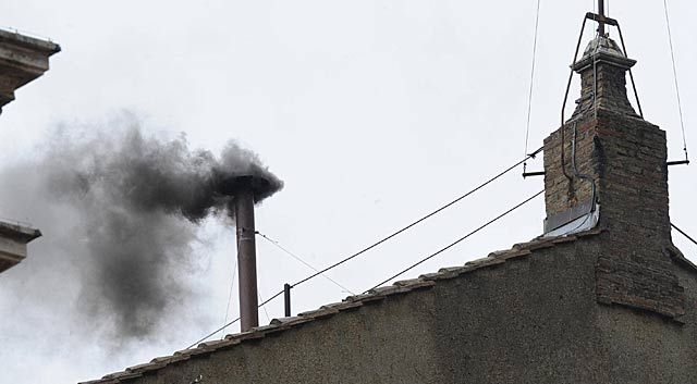 'Fumata negra' en la chimenea de la Capilla Sixtina. | Efe