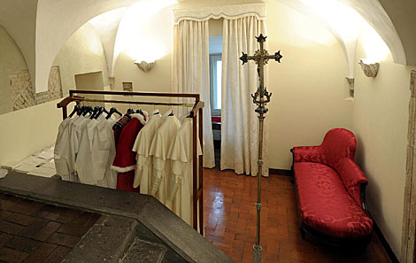 Imagen de la Sala de las Lgrimas con las sotanas para el Papa. | Efe