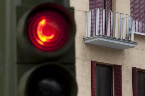Un semforo en rojo delante de un bloque de pisos. | Gonzalo Arroyo