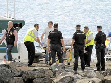 El cadver del inmigrante rescatado tras el naufragio de la patera en Lanzarote. | Efe