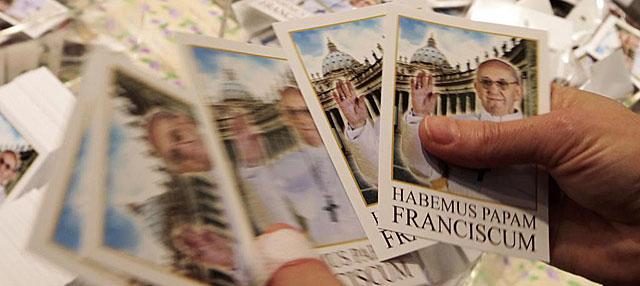 Las primeras tarjetas postales con la imagen de Bergoglio como el Papa Francisco. | Reuters