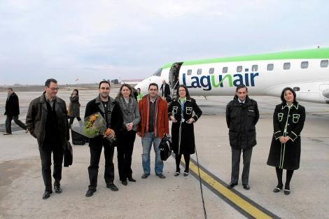 Mayoral (3ª izda,) en el aeropuerto de Valladolid, celebra el pasajero medio millón en un año. | D.V.