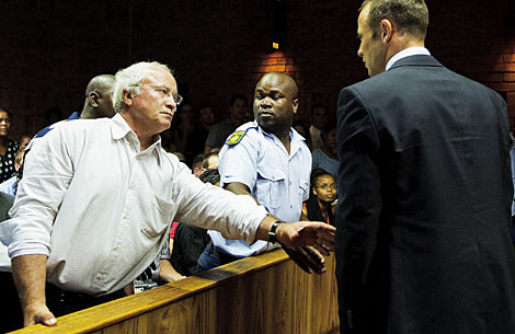 Pistorius y su padre, en el tribunal. | EM
