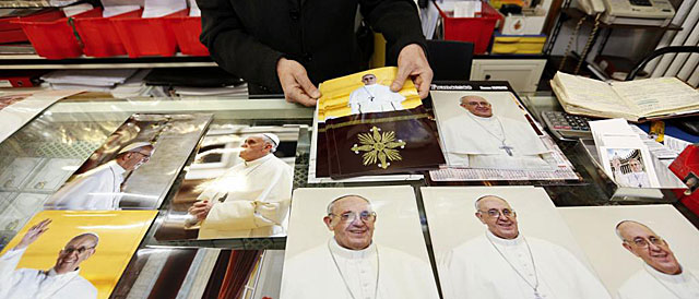 Un hombre vende imágenes del Papa Francisco en las cercanías del Vaticano. | Reuters