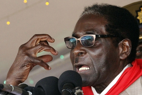 El presidente de Zimbabue, Robert Mugabe, gesticula en un acto por su 89 cumpleaños. | Reuters