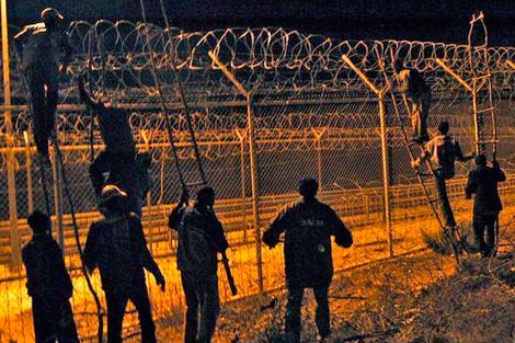 Un grupo de subsaharianos tratan de saltar la valla de Melilla. | E.M.