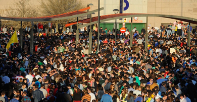 Aglomeracin de jvenes en el botelldromo de Granada. | J. G. Hinchado