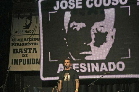 David Couso , hermano de José Couso , pronuncia unas palabras durante el concierto. | Efe