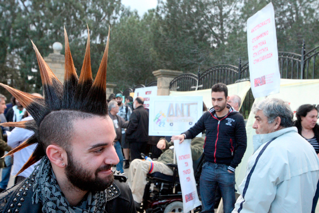 Unas 60 personas han protestado ante el palacio presidencial, en Nicosia, tras la decisión del Eurogrupo.| Efe