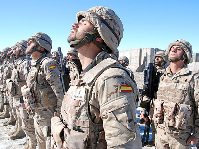 Soldados espaoles en el acto de homenaje a los cados en Afganistn. | Mnica Bernab
