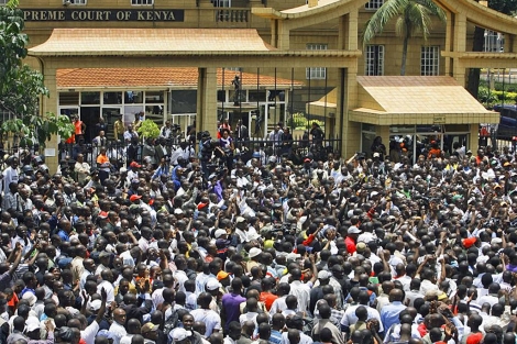 Partidarios de Odinga, ante las puerta del Tribunal en Nairobi.| Efe