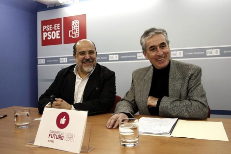 Txarli Prieto y Ramn Juregui en el encuentro de los socialistas alaveses de este sbado. | Efe