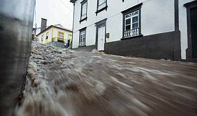 Calle inundada de Porto Judeu, en las islas Azores, en Portugal. | Efe