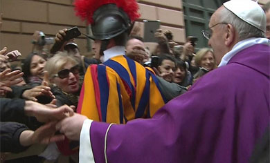 El Papa saluda a los fieles antes del ngelus. | Reuters TV