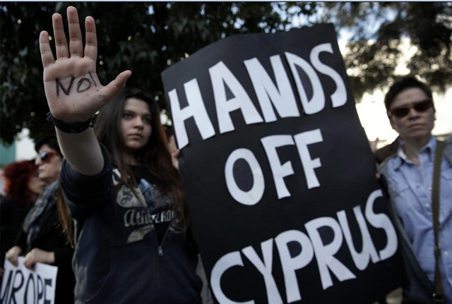 'Las manos fuera de Chipre', advierten los ciudadanos. | Reuters