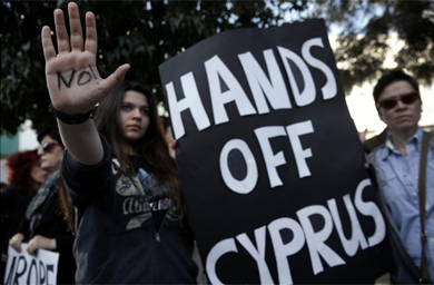 'Las manos fuera de Chipre', advierten los chipriotas en un cartel.