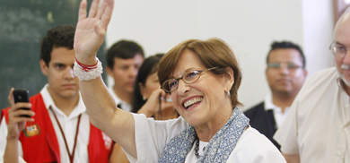 La alcaldesa de Lima, Susana Villarn, tras votar en el referndum.