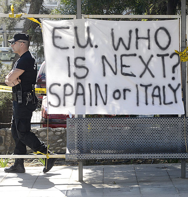 Un cartel sobre el rescate de Espaa e Italia durante las protestas en Chipre, tras la intervencin de la UE.