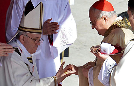 Momento en el que el Papa reciben el Anillo del Pescador. | Afp