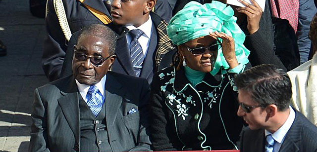 El presidente de Zimbabue, Robert Mugabe, junto a su esposa Grace, en la Plaza de San Pedro. | Afp