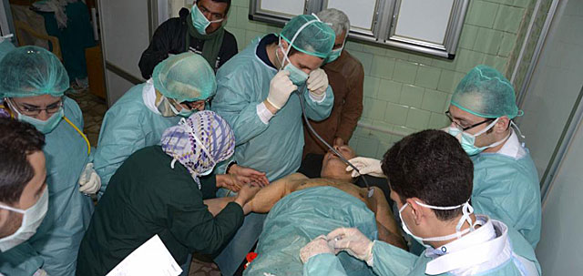 Una de las víctimas del ataque es atendida en un hospital de Alepo. | Afp