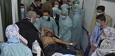 Una vctima del ataque es atendida en un hospital de Alepo. | Reuters
