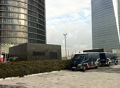 Furgonetas policiales cerca del Hotel Eurostars Madrid Tower. | J. T.