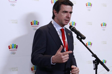 El ministro de Industria Soria durante su comparecencia tras su ponencia. | A. Heredia