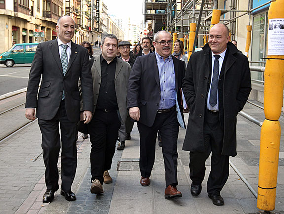 Antoln y Aierdi a su llegada al Juzgado entre el rector actual, Iaki Goirizelaia y el ex rector, Prez Iglesias. | Efe