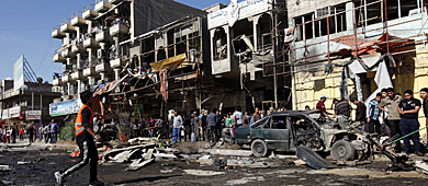 Residentes en Bagdad observan los efectos de los atentados. | Reuters