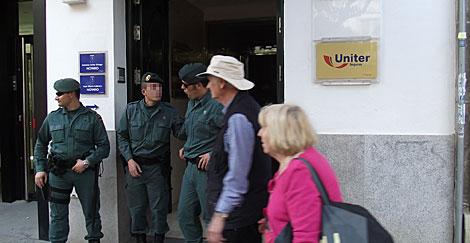 Agentes de la Guardia Civil, en la sede de Seguros Uniter en Jerez. | Jos Contreras