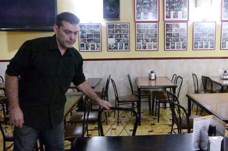 El propietario del bar explica dnde dejaron abandonado al beb. | Manuel Cuevas