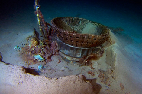 Imagen de uno de los motores del Apolo 11 semienterrado en el fondo del mar. | Afp