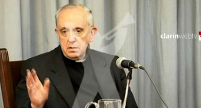 Bergoglio testifica en 2010 en un juicio por crmenes de lesa humanidad. | Clarn
