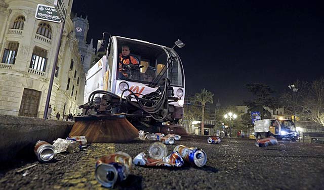 Operarios de limpieza retiran residuos de las calles de Valencia | Efe