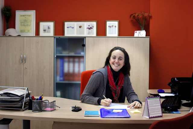La hermana oblata Marisa Cotol, en su despacho del centro Al Alba. | Jess Morn