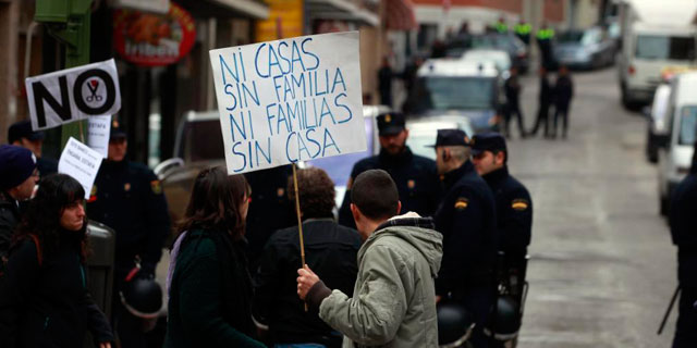Manifestantes y policías, antes de la ejecución de un lanzamiento en Madrid. | Javier Barbancho