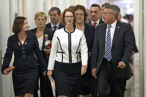 Gillard, con miembros de su partido.| Reuters