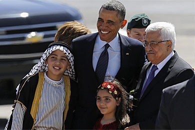 Obama, junto a Abu Mazen y dos nios, en Ramala.| MS IMGENES