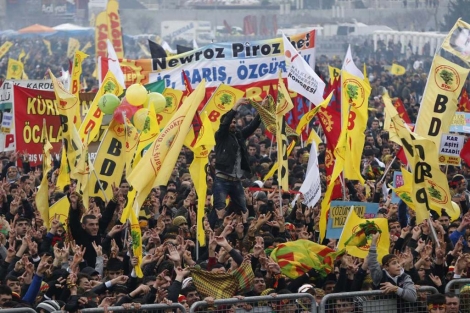 Miles de personas en la Plaza Newroz celebran el ao nuevo kurdo. | Reuters