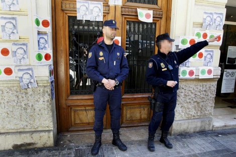 La Polica custodia la entrada al edificio donde vive Gonzlez Pons en Valencia. | Reuters