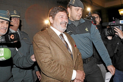 Fco. Javier Guerrero sale del juzgado camino a la prisión. | Diego L.