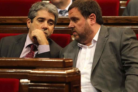 Junqueras charla con Homs, en un pleno en el Parlament de Catalua. | Efe