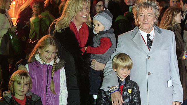 Rod Stewart, con sus hijos pequeos y su tercera esposa. | Gtres