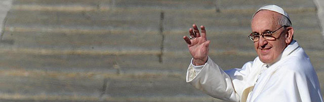 El Papa Francisco saluda a sus fieles en la Plaza San Pedro. | Efe